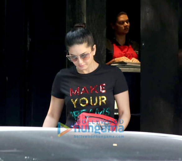sunny leone spotted at tip toe in juhu 3