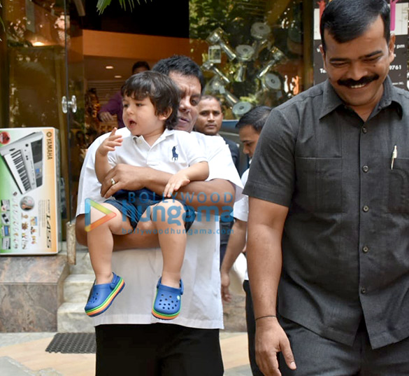 taimur ali khan snapped at a music instrument shop in bandra 3