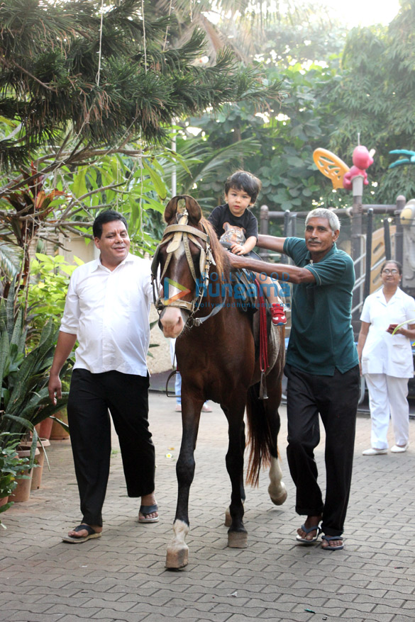 taimur ali khan snapped playing on horse ride at amrita aroras house 1