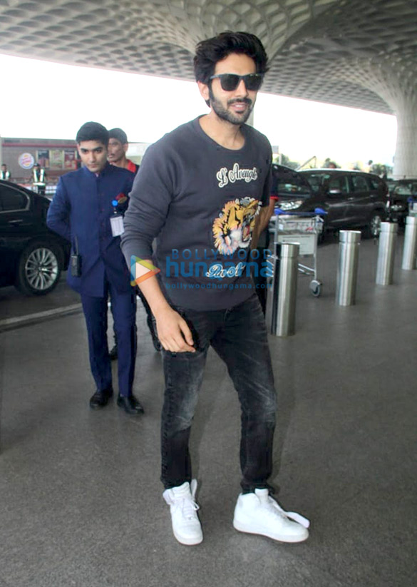 varun dhawan aditya roy kapur and other snapped at the airport6 1