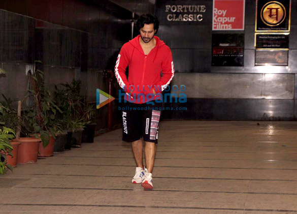 varun dhawan snapped at the gym 4 7