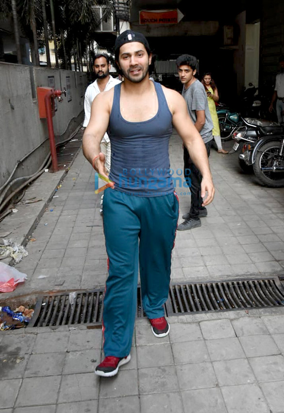 varun dhawan spotted at a dance class in andheri 4