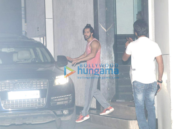 varun dhawan spotted at the gym in bandra 2 5