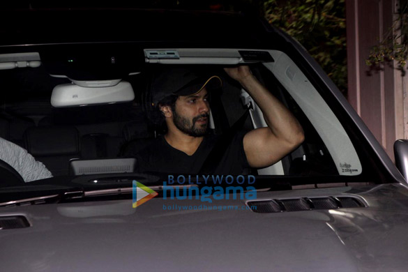 varun dhawan spotted in his new car at maddock office 4