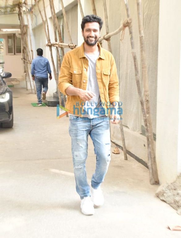 vicky kaushal spotted at sunny super sound in juhu 4