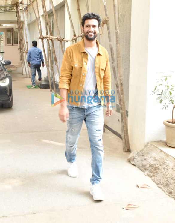 vicky kaushal spotted at sunny super sound in juhu 5