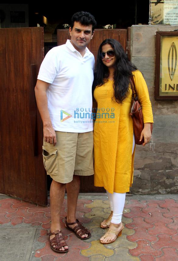 vidya balan snapped with husband siddharth roy kapur at indigo in bandra 5