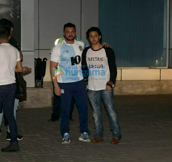 aishwarya rai bachchan varun dhawan abhishek bachchan and others snapped at the airport 010