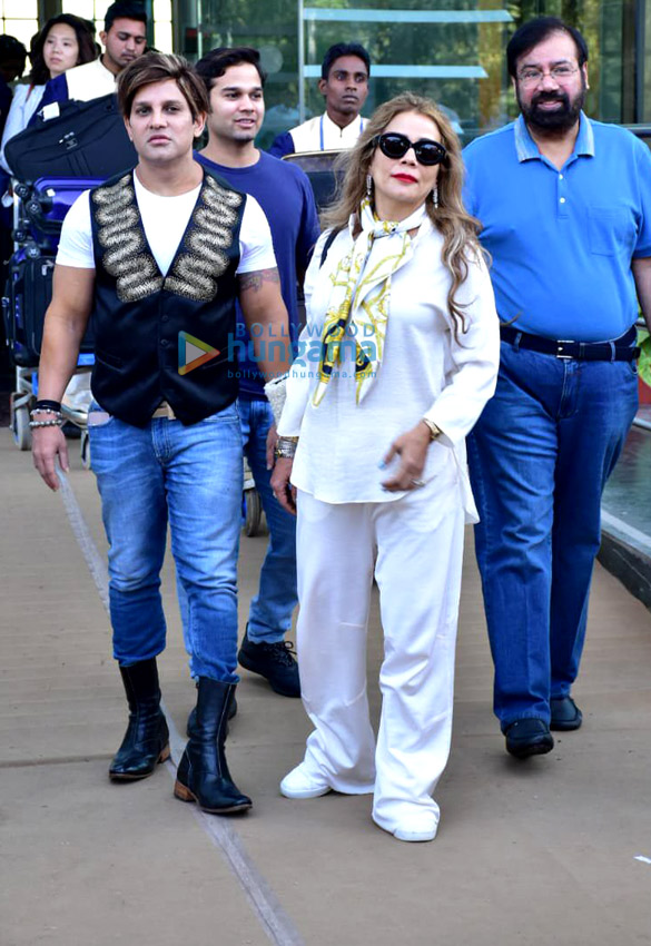 aishwarya rai bachchan varun dhawan abhishek bachchan and others snapped at the airport3 10