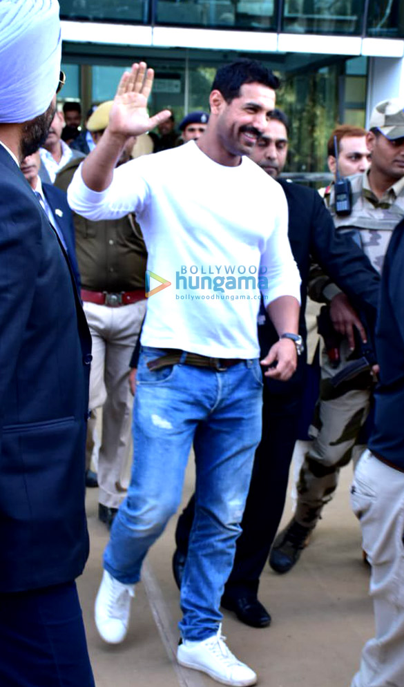 aishwarya rai bachchan varun dhawan abhishek bachchan and others snapped at the airport3 3