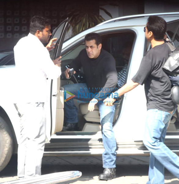 aishwarya rai bachchan varun dhawan abhishek bachchan and others snapped at the airport4 2