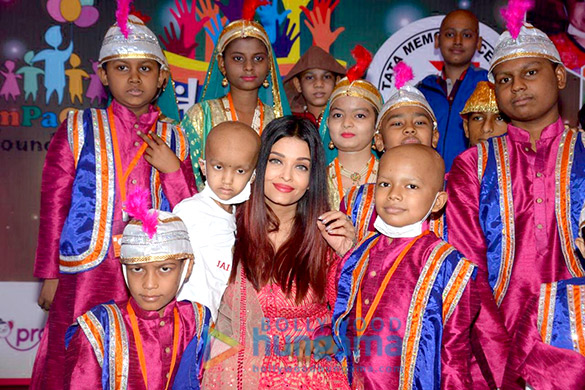 Aishwarya Rai Bachchan celebrates Christmas with cancer affected kids Aishwarya Rai Bachchan celebrates Christmas with cancer affected kids