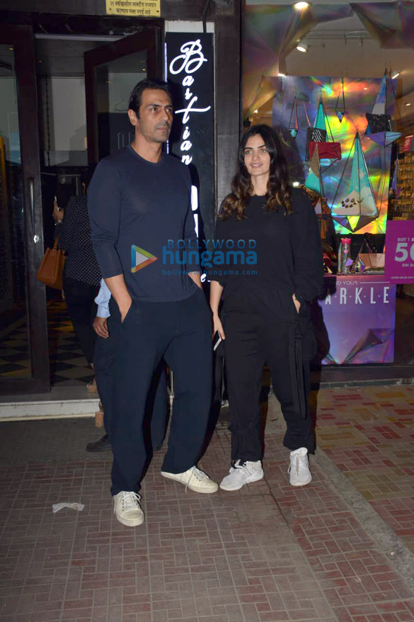 arjun rampal snapped with friends at bastian in bandra 2