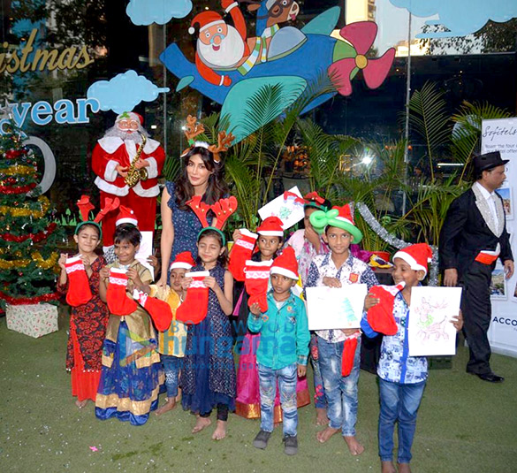 chitrangda singh snapped celebrating christmas with kids of dua foundation 6