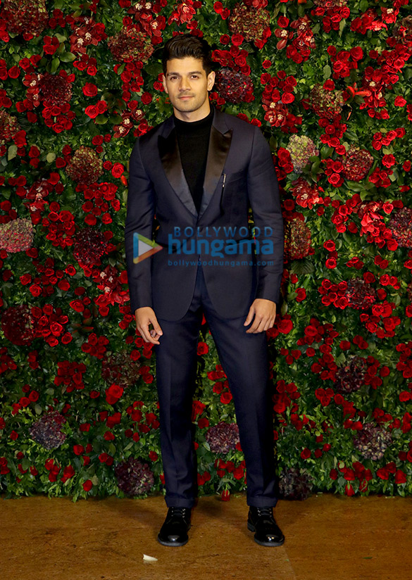 deepika padukone and ranveer singh grace their mumbai reception 93