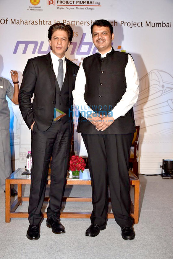 devendra fadnavis and shah rukh khan snapped at mumbai 2 0 event 3