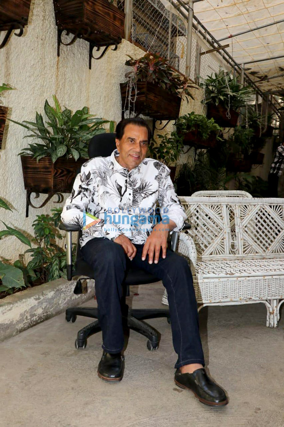 dharmendra snapped on his birthday at sunny super sound in juhu 1