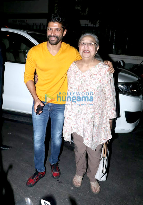 farhan akhtar snapped with mom spotted in bandra 2