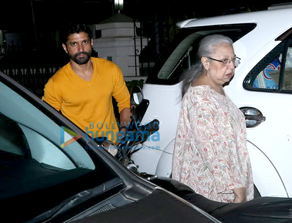 farhan akhtar snapped with mom spotted in bandra 5