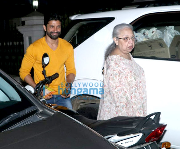 farhan akhtar snapped with mom spotted in bandra 6