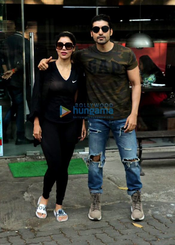 gurmeet choudhary and his wife debina choudhary spotted at silver beach cafe in juhu 4
