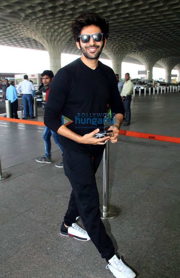 hrithik roshan shraddha kapoor daisy shah and sonal chauhan snapped at the airport 005 2