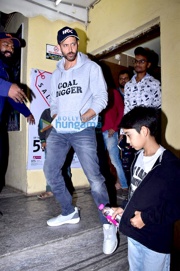 hrithik roshan spotted with his family at pvr juhu 3 2