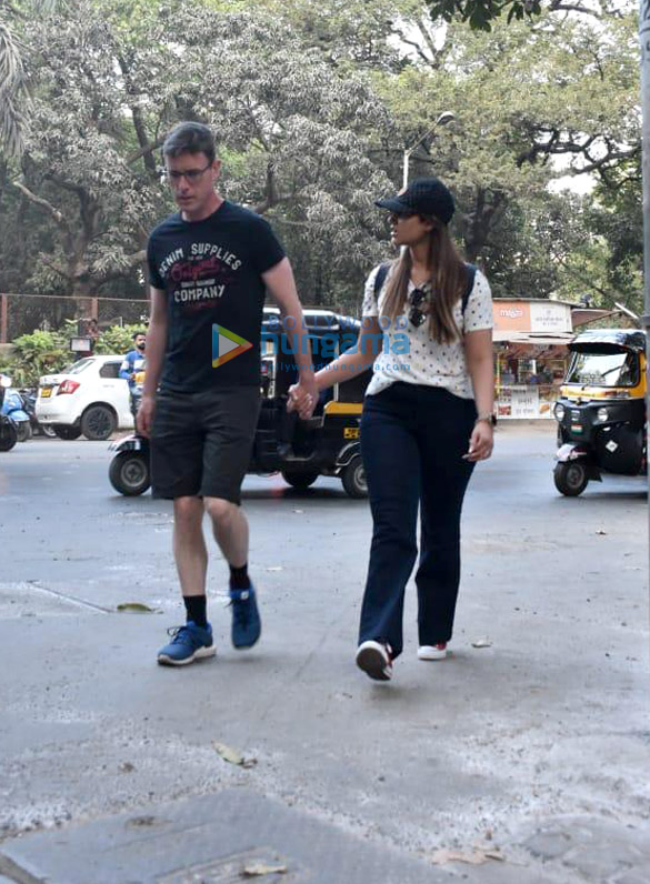 ileana dcruz snapped with andrew kneebone spotted in bandra 2