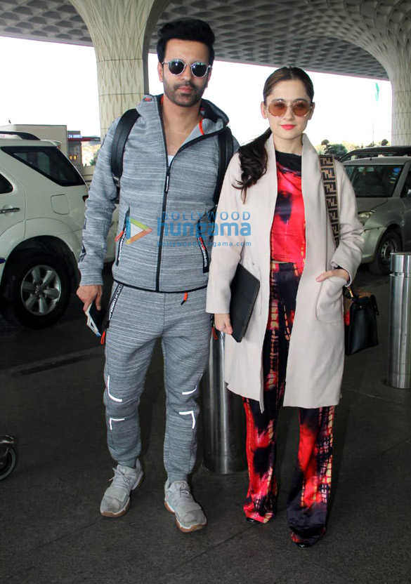 jacqueline fernandez kanika kapoor shabana azmi and others snapped at the airport 3 2