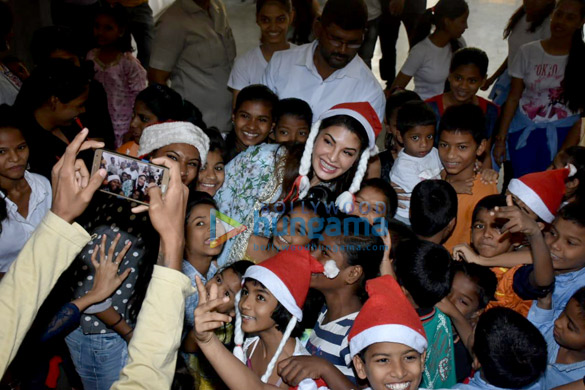 jacqueline fernandez celebrates christmas with kids at an orphanage 1