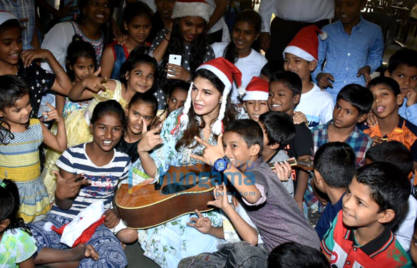 jacqueline fernandez celebrates christmas with kids at an orphanage 6