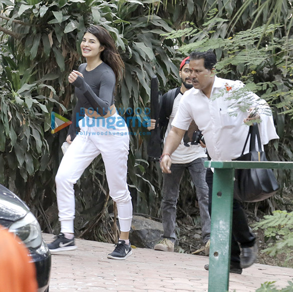 Jacqueline Fernandez spotted after dance class in Bandra Jacqueline Fernandez spotted after dance class in Bandra