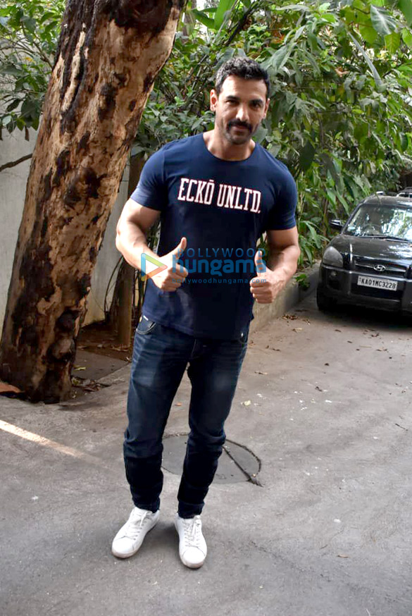 john abraham celebrates birthday with fans 3