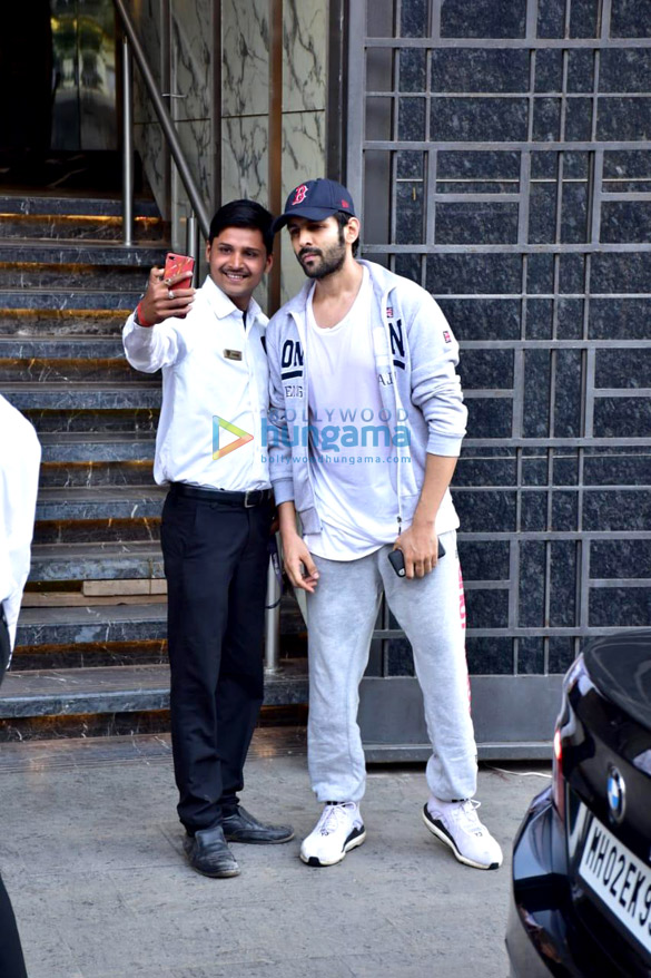 kartik aaryan snapped at think fitness in juhu 3