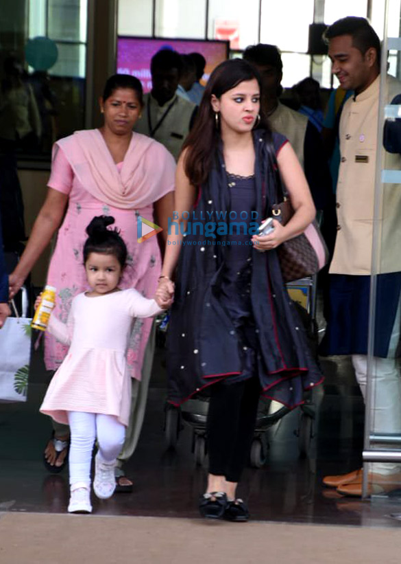 mouni roy govinda and others snapped at the airport 008 1