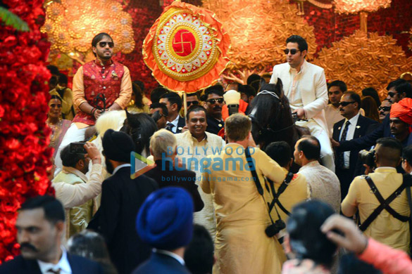 mukesh ambani and family at isha ambani anant piramals wedding 1