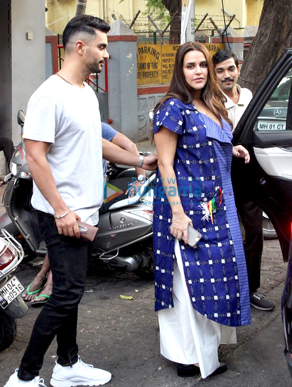 neha dhupia and angad bedi spotted at salt water restaurant 6