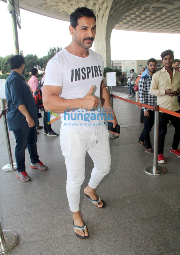 ranveer singh deepika padukone and others snapped at the airport 001 7