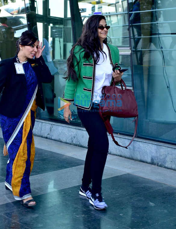ranveer singh deepika padukone and others snapped at the airport 002 6