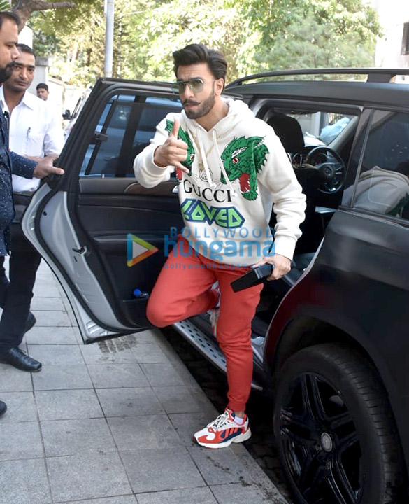 ranveer singh spotted in bandra 2 3