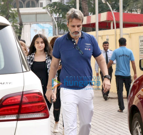 raveena tandon snapped with family at juhu pvr 4