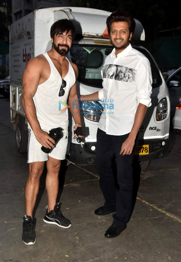 riteish deshmukh and ashish chowdhry spotted outside the gym in bandra 3