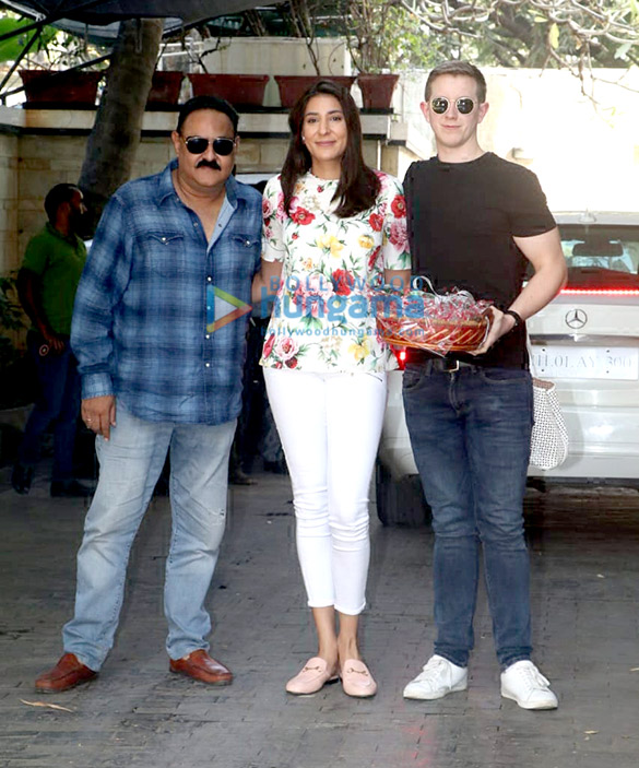 saif ali khan kareena kapoor khan and others snapped at shashi kapoors residence for christmas 2018 lunch 8