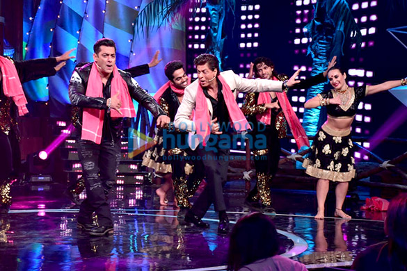 salman khan and shah rukh khan snapped on the set of bigg boss 12 5