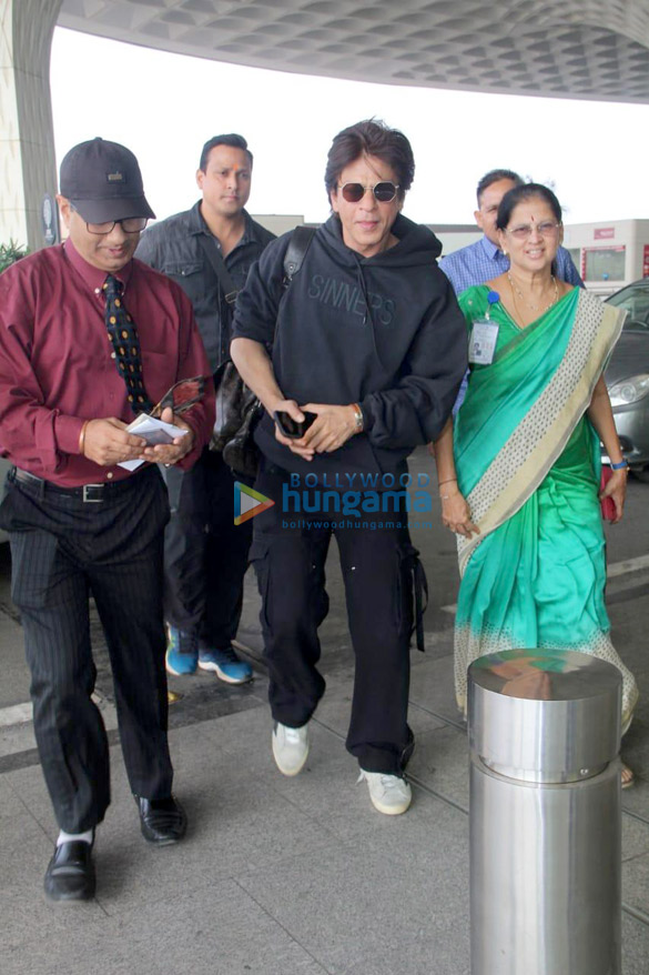 Shah Rukh Khan, Kareena Kapoor Khan and others snapped at the airport Shah Rukh Khan, Kareena Kapoor Khan and others snapped at the airport