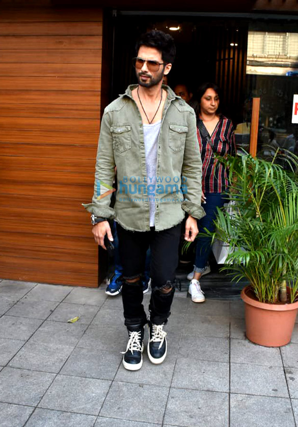 shahid kapoor snapped after a photoshoot in bandra 4