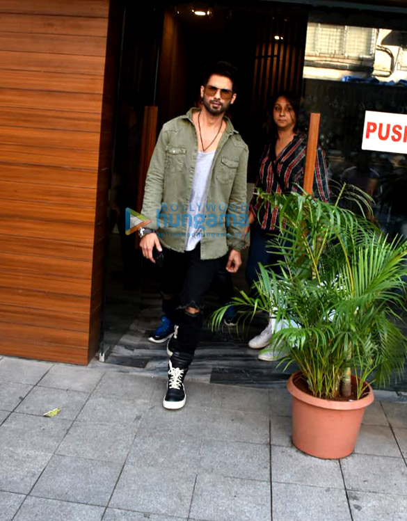 shahid kapoor snapped after a photoshoot in bandra 5