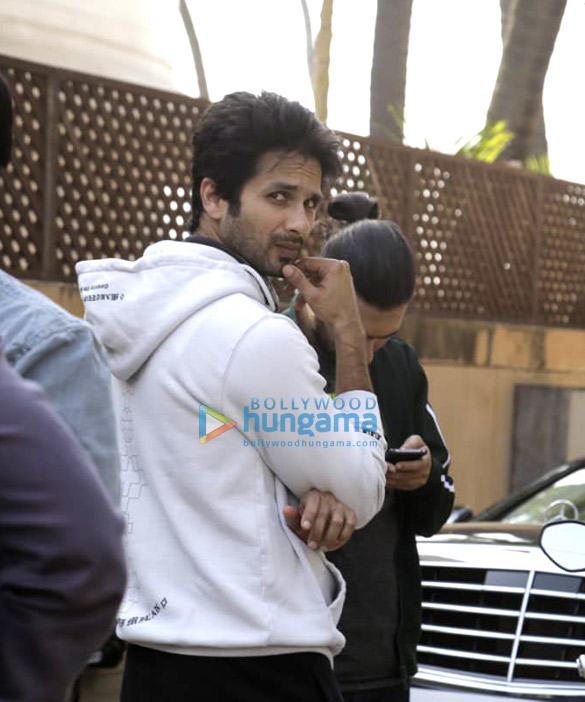 shahid kapoor spotted in juhu 1 2