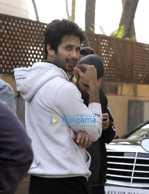 shahid kapoor spotted in juhu 2 2