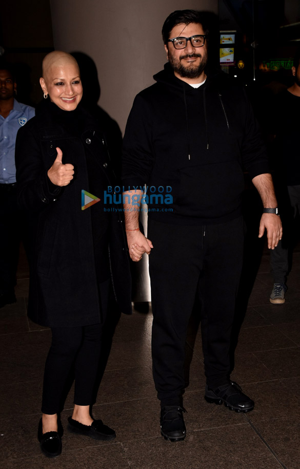 sonali bendre and goldie behl snapped at the airport 3
